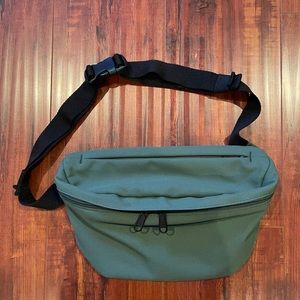 Uniqlo mens single strap backpack